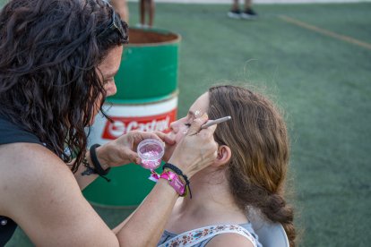 Sesión de maquillaje en el recinto del festival.