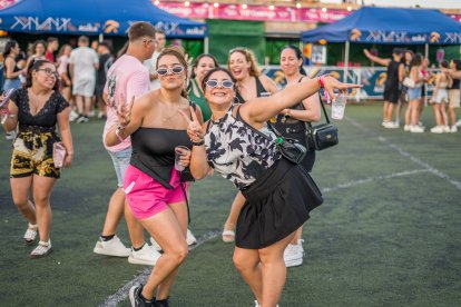 Amigas disfrutando de la música en el festival de Roquetas de Mar.