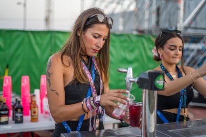 Camareras del Salinas Sound durante la hora de la barra libre.