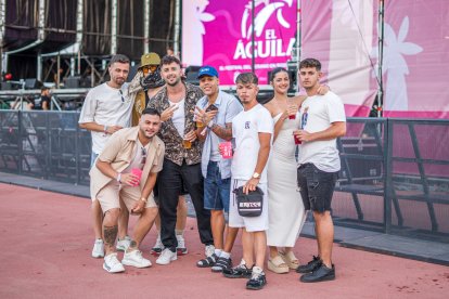 Un grupo de amigos en la zona del front stage.