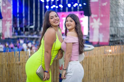 Dos amigas disfrutando de las vistas de la zona VIP.