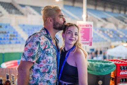 Camareros de la zona VIP en el Salinas Sound.