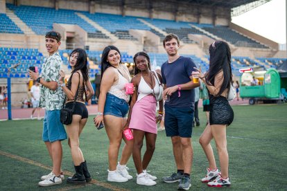 Un grupo de amigos disfrutando de la música en el festival de Roquetas de Mar.