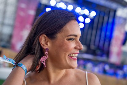 María lució los pendientes más acertados del evento.