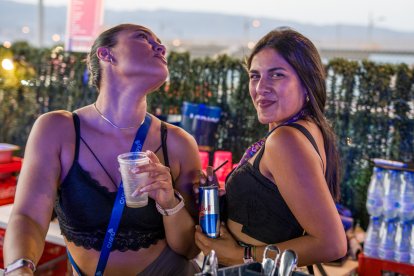 Dos camareras de la zona Flmingo.