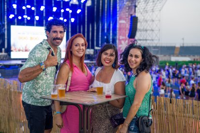 Amigos disfrutando en la zona VIP Flamingo.