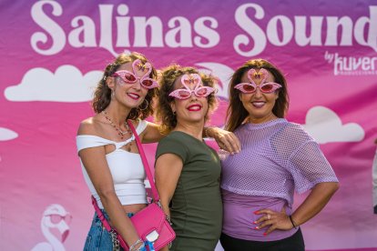 Pilar, Sonia e Isa luciendo unas gafas de flamencos en el photocall de Salinas Sound.