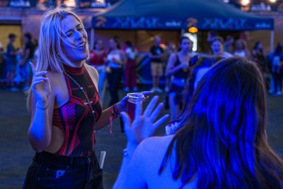 Amigas disfrutando al anochecer en el Salinas Sound.