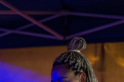 Una camarera del Salinas Soud luciendo unos pendientes \'muy musicales\'.