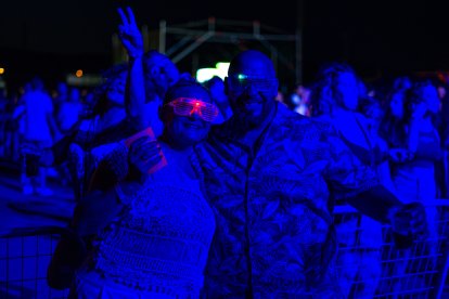 Muchas personas del público usaron artículos fluorescentes.