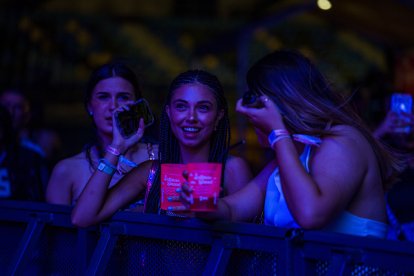 Público en la zona del front stage.