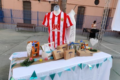 Imagen de los productos que se sortearon entre los asistentes durante la cena benéfica para la Casa de Nazaret.