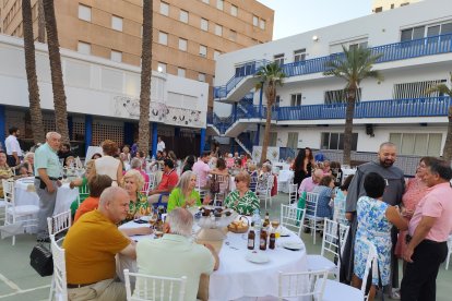 Imagen durante la cena benéfica para la Casa Nazaret en el patio del Colegio Compañía de María.
