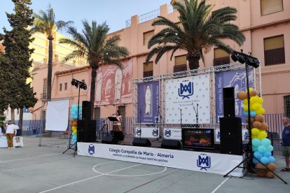 La periodista Rosenda Mirón fue la encargada de presentar el evento de la cena benéfica para la Casa Nazaret.