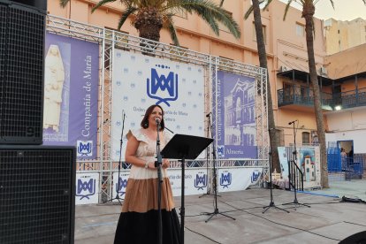 La periodista Rosenda Mirón fue la encargada de presentar el evento de la cena benéfica para la Casa Nazaret.