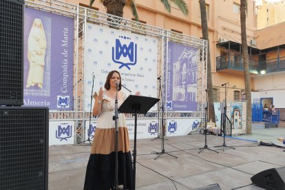 La periodista Rosenda Mirón fue la encargada de presentar el evento de la cena benéfica para la Casa Nazaret.