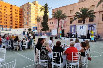 Imagen durante la cena benéfica para la Casa Nazaret en el patio del Colegio Compañía de María.
