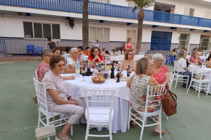 Imagen durante la cena benéfica para la Casa Nazaret en el patio del Colegio Compañía de María.