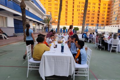 Imagen durante la cena benéfica para la Casa Nazaret en el patio del Colegio Compañía de María.