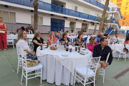 Imagen durante la cena benéfica para la Casa Nazaret en el patio del Colegio Compañía de María.