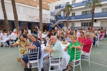 Imagen durante la cena benéfica para la Casa Nazaret en el patio del Colegio Compañía de María.