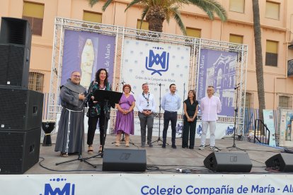 José Luis Sánchez Úbeda, franciscano de Cruz blanca, y la alcaldesa de Almería, María del Mar Vázquez.