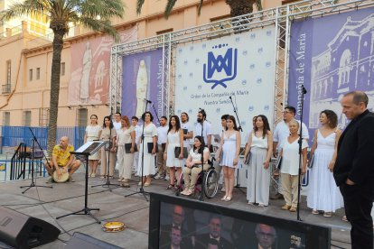 El coro VOCLA actuó durante la cena benéfica para la Casa Nazaret.