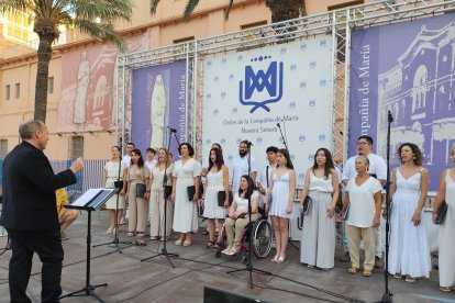 El coro VOCLA actuó durante la cena benéfica para la Casa Nazaret.