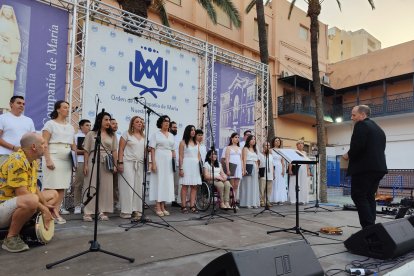 El coro VOCLA actuó durante la cena benéfica para la Casa Nazaret.