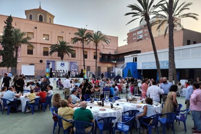 Imagen durante la cena benéfica para la Casa Nazaret en el patio del Colegio Compañía de María.