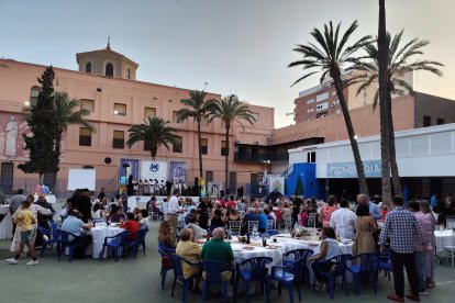 Imagen durante la cena benéfica para la Casa Nazaret en el patio del Colegio Compañía de María.