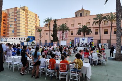 Imagen durante la cena benéfica para la Casa Nazaret en el patio del Colegio Compañía de María.