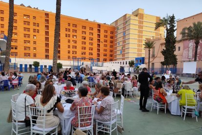 Imagen durante la cena benéfica para la Casa Nazaret en el patio del Colegio Compañía de María.
