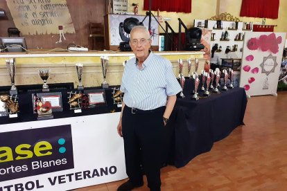 Posando con los trofeos del torneo que lleva su nombre.