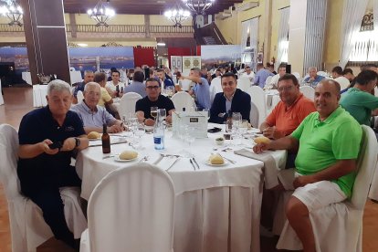 En la mesa presidencial no podía faltar Guillermo Blanes.