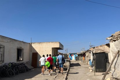 Jóvenes estudiantes católicos de la UAL, en los asentamientos de Níjar.