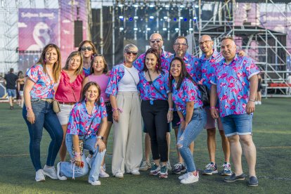 Grupo de amigos los \'Sin Límites\', todos conjuntados con una camisa de flamencos. 