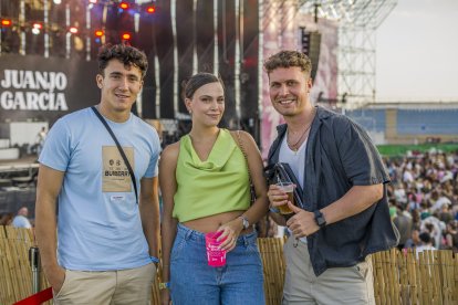 Javier Andreu, Cristina Pérez y Marcos Pérez en la zona VIP Flamingo. 