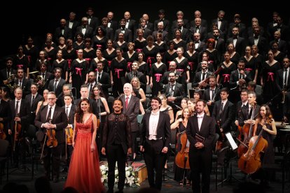 Solistas, orquesta de la OCAL y Orfeón Donostierra.