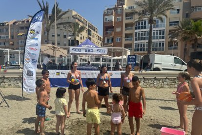 Animadoras de Decroly Kids junto a un grupo de niños empezando los juegos.