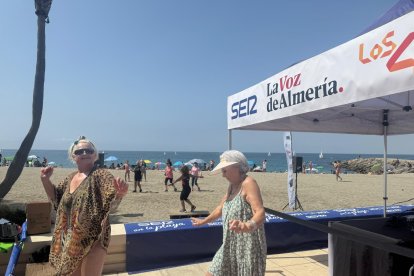 Dos almerienses bailando al ritmo de la clase de zumba.