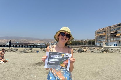 Celia, almeriense, con su bono del Asado Sáez.