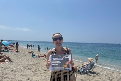 Nuria posando con su premio del Asador Sáez.