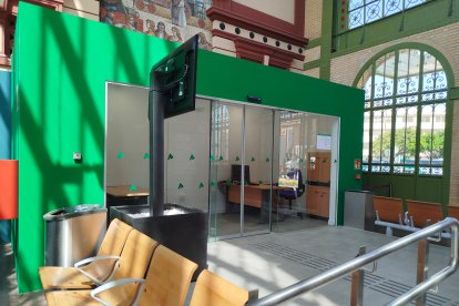 Módulo de Adif y zona de asientos en el vestíbulo