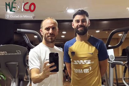 Juanlu y el lateral almeriense en el gimnasio. @PumasMX