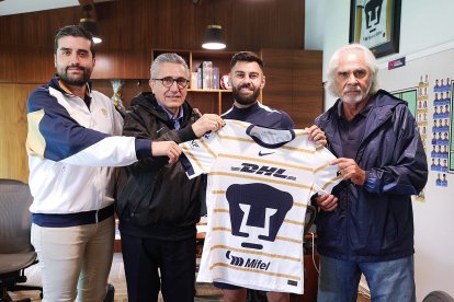 La presentación del exjugador del Alavés. @PumasMX