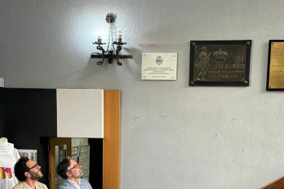 La placa de los Estudiantes, en la Escuela de Arte.