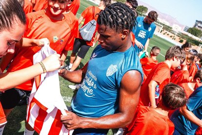 Ramazani firmando autógrafos.