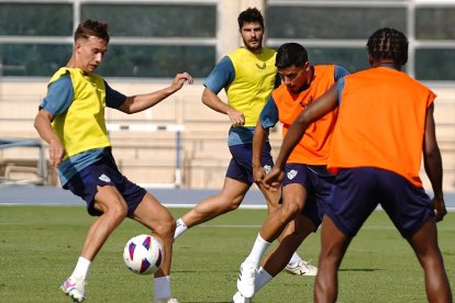 Svidersky con el balón en pleno enteramiento.