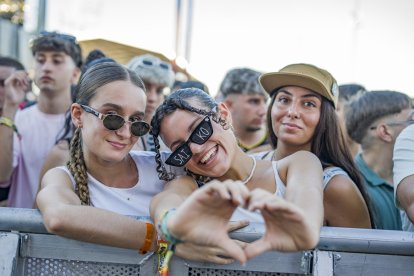 Dos chicas del público del Puro Latino Fest Almería.